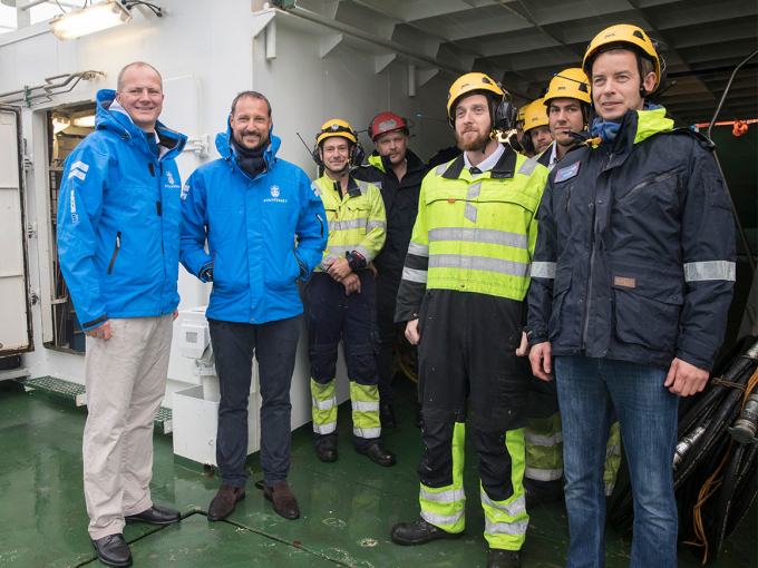 Kronprins Haakon og samferdselsminister Ketil Solvik-Olsen med mannskap på Kystverkets båt OV Utvær. Foto: Vidar Ruud / NTB scanpix